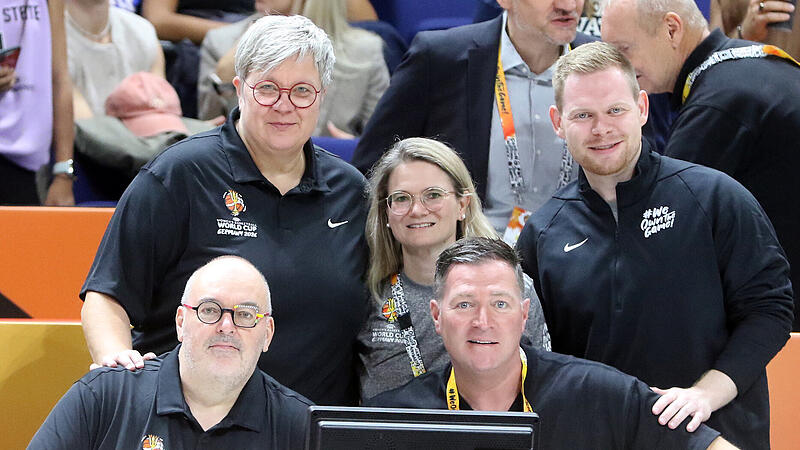 Vertraten Bamberg bei der Basketball-WM der Frauen bestens: Petra Bierlein, Stefanie Geus, Gabriel Kalke (hinten v. l.), Udo Schilling und Hallensprecher Matthias Steger. Bertram Wagner Vertraten Bamberg bei der Basketball-WM der Frauen bestens: Petra Bierlein, Stefanie Geus, Gabriel Kalke (hinten v. l.), Udo Schilling und Hallensprecher Matthias Steger. Bertram Wagner