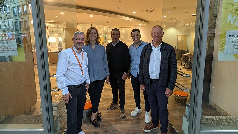 Freuen sich auf die Zusammenarbeit in der neuen Galeria-Filiale (von links): Mathias Baluses, Sabrina H&ouml;fer (Caf&eacute; am Dom), Marco Tonin (Bassanese),&nbsp;Muriel Machado (Bassanese) und Johannes Storath (Storath Chocolatier)&nbsp;