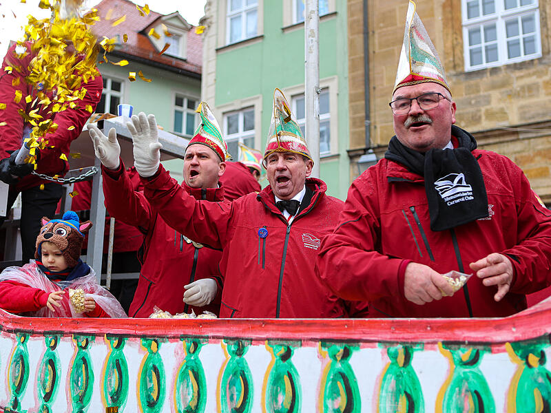 FaschingszugTausende Besucher beim gro&szlig;en Faschingsumzug in Bamberg