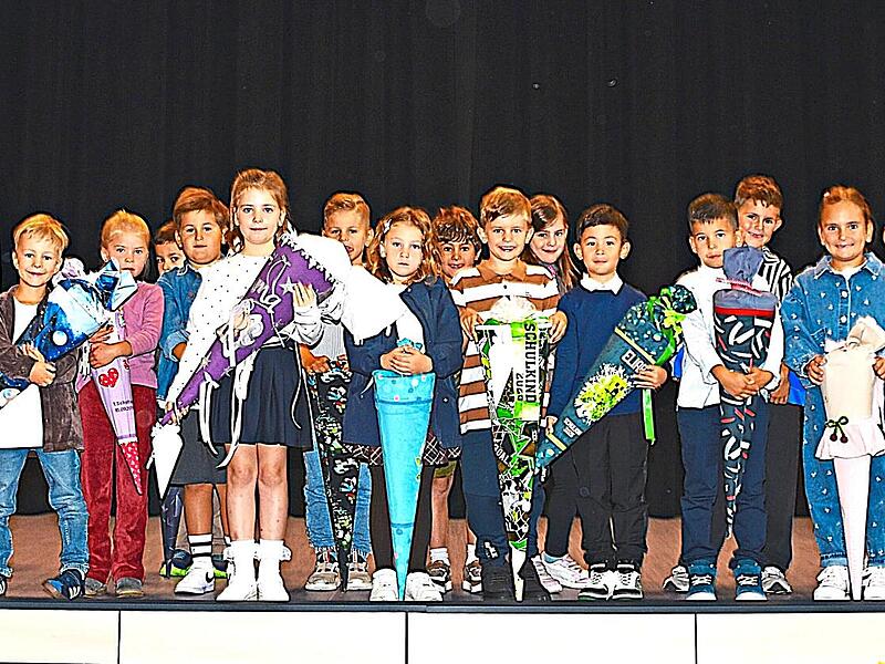 Die Schülerinnen und Schüler der Klasse 1 a mit ihrer Lehrerin Heike Bezold. Die Schülerinnen und Schüler der Klasse 1 a mit ihrer Lehrerin Heike Bezold.