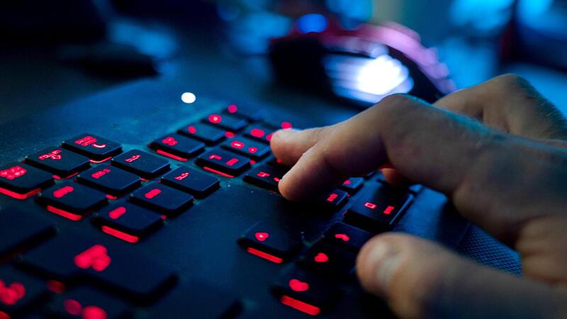Betr&uuml;ger, die sich als Microsoft-Mitarbeiter auf der Jagd nach Computerhackern ausgeben, sind t&auml;glich zugange, auch im Landkreis Ha&szlig;berge, wie uns unser Leser Karl-Heinz S&uuml;ndermann mitteilte. Sie agieren oft von Indien aus und nutzen Voice-over-IP-Provider, die nicht kontrollieren und automatisch Nummern zuteilen.
