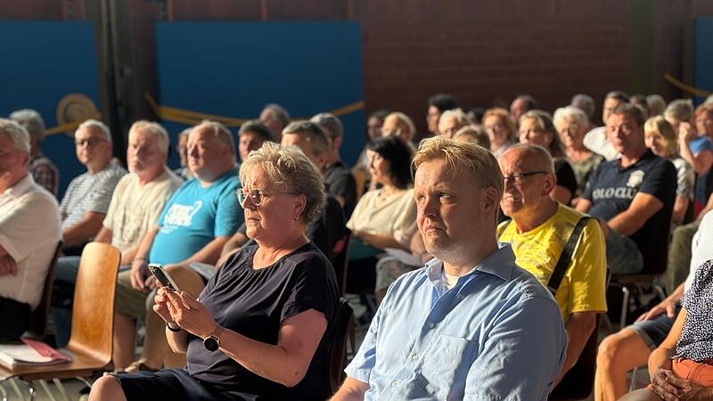 B&uuml;rgermeisterin Cornelia Wehner sa&szlig; in der ersten Reihe. Die Turnhalle war proppenvoll, obwohl am Abend Deutschland im Sechzehntelfinale stand.