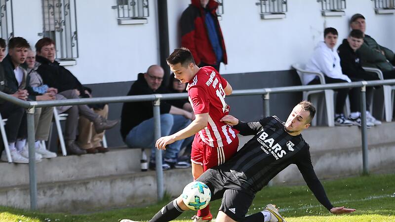 Knetzgaus Konstantin May (rechts) verfehlt den Ball und legt stattdessen seinen Hermannsberger Gegenspieler Jan B&uuml;hl um.