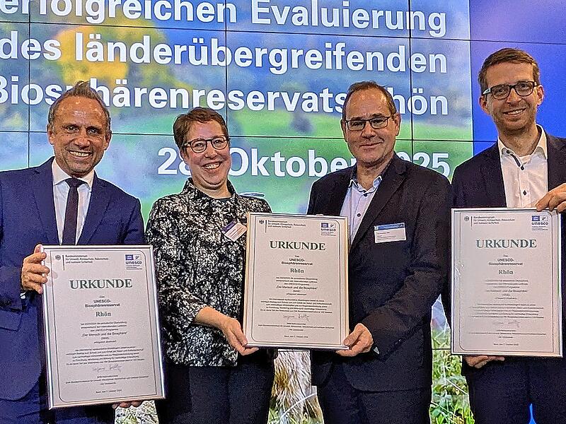 Rhön bleibt Unesco Biosphärenreservat Dr. Stefanie Hedtkamp, Vorsitzende des MAB-Nationalkomitees, überreichte die Evaluierungsurkunden an (von links) Bayerns Umweltminister Thorsten Glauber, seinen thüringischen Amtskollegen Tilo Kummer sowie an Hessens Umweltstaatssekretär Michael Ruhl