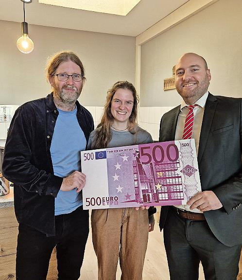 Von links: Christian Fenn (Vorstand und Streetworker „Kidro“), Laura Kramer (Streetworkerin „Kidro“) und Felix Dorn (Beratungscenterleiter Sparkasse Bad Kissingen) Von links: Christian Fenn (Vorstand und Streetworker „Kidro“), Laura Kramer (Streetworkerin „Kidro“) und Felix Dorn (Beratungscenterleiter Sparkasse Bad Kissingen)