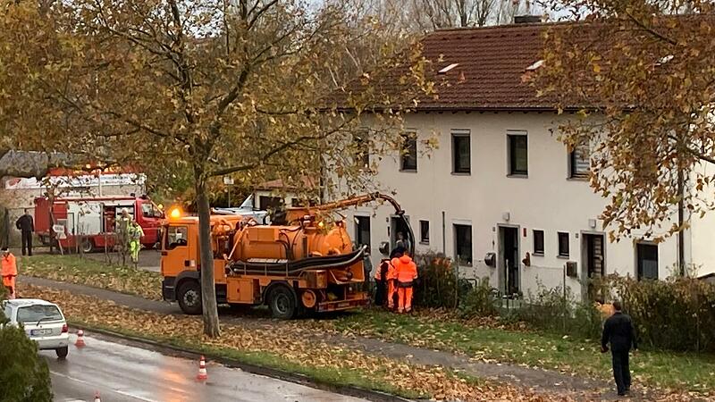 Direkt gegenüber der Ständigen Wache der Feuerwehr müssen Kanalarbeiter aus den Kellern des Wohnhauses das Blut-Wasser-Gemisch abpumpen.