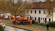 Direkt gegenüber der Ständigen Wache der Feuerwehr müssen Kanalarbeiter aus den Kellern des Wohnhauses das Blut-Wasser-Gemisch abpumpen.