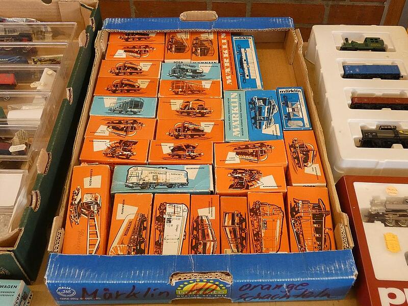 Nostalgie pur! Viele dieser Märklin-Waggons, die sich noch in der originalen Verpackung befinden, sind weit über 60 Jahre alt. Nostalgie pur! Viele dieser Märklin-Waggons, die sich noch in der originalen Verpackung befinden, sind weit über 60 Jahre alt.
