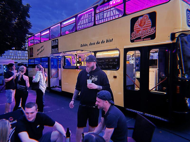 Der "Bar-ty Bus" war eine Neuerung am Markplatz vom Restaurant El Moro. Der "Bar-ty Bus" war eine Neuerung am Markplatz vom Restaurant El Moro.