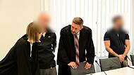 Die beiden Angeklagten mit ihren Rechtsanwälten Mona Antretter und Maximilian Glabasnia aus Bamberg