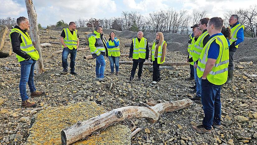 Landrat Thomas Bold (5. von links) und Nadine Hochrein, Gesch&auml;ftsf&uuml;hrerin der Schotterwerke Hochrein GmbH (rechts daneben), mit Vertretern des Landesbunds f&uuml;r Vogel- und Naturschutz sowie der H&ouml;heren und Unteren Naturschutzbeh&ouml;rde auf dem Areal de...