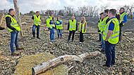 Landrat Thomas Bold (5. von links) und Nadine Hochrein, Gesch&auml;ftsf&uuml;hrerin der Schotterwerke Hochrein GmbH (rechts daneben), mit Vertretern des Landesbunds f&uuml;r Vogel- und Naturschutz sowie der H&ouml;heren und Unteren Naturschutzbeh&ouml;rde auf dem Areal de...