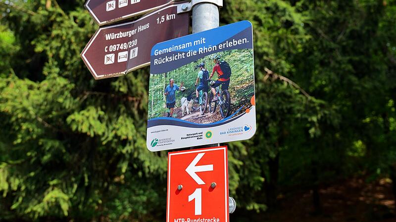 Weiße Schrift auf rotem Grund: Die Beschilderung der Rundstrecken springt ins Auge. Zusatz-Schilder weisen darauf hin, aufeinander Rücksicht zu nehmen. Weiße Schrift auf rotem Grund: Die Beschilderung der Rundstrecken springt ins Auge. Zusatz-Schilder weisen darauf hin, aufeinander Rücksicht zu nehmen.