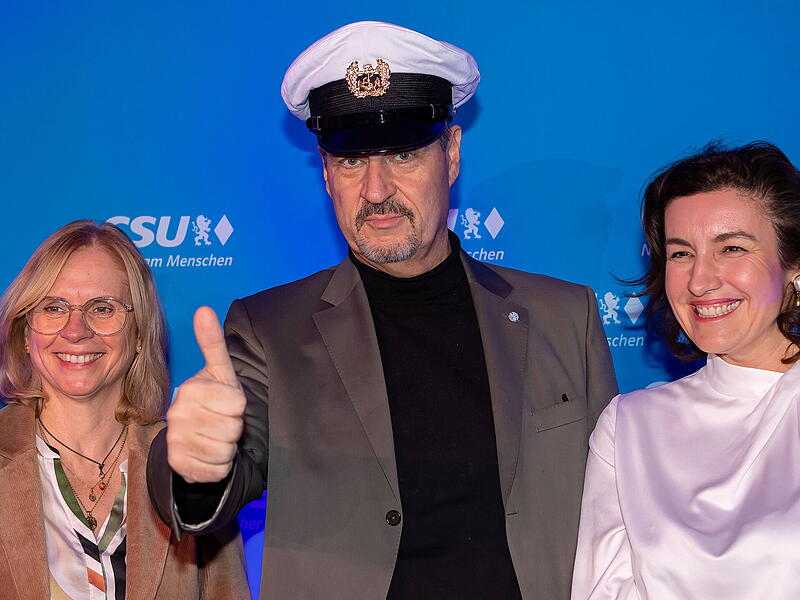 Kapitänsmütze, um die Partei weiter gut zu leiten: Markus Söder mit einem Geschenk der Unterfranken-CSU zwischen Bundestagsvizepräsidentin Andrea Lindholz (links) und Bundesforschungsministerin Dorothee Bär.