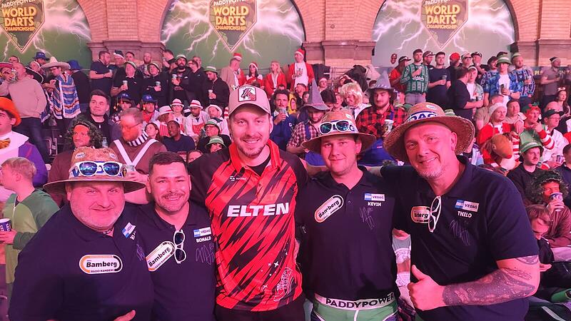 Die BMI Vedag Dachpappen Darter aus Bamberg beim WM-Auftakt im Ally Pally mit Darts-Profi Florian Hempel (M.), von links: Klaus Schunk, Ronald List, Kevin Martin und Thilo Reinhart