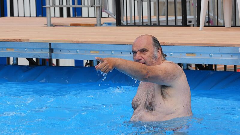 Baden vor der Volksbühne Baden vor der Volksbühne