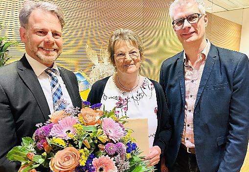 Margit Hallmann wurde von Klinik-Geschäftsführer Sven Oelkers (l.) und Oberbürgermeister Uwe Kirschstein in den Ruhestand verabschiedet. Margit Hallmann wurde von Klinik-Geschäftsführer Sven Oelkers (l.) und Oberbürgermeister Uwe Kirschstein in den Ruhestand verabschiedet.