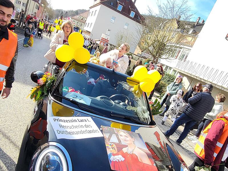 Lara I. wurde im Cabrio kutschiert.