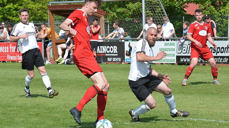 Tim Weimann (links) von der DJK Schondra steuerte zwei Treffer zum klaren 6:0-Heimerfolg &uuml;ber den FC Bad Br&uuml;ckenau bei, dessen Verteidiger Sebastian Ziegler hier nur das Nachsehen hat. Beide Mannschaften m&uuml;ssen in die Saisonverl&auml;ngerung.