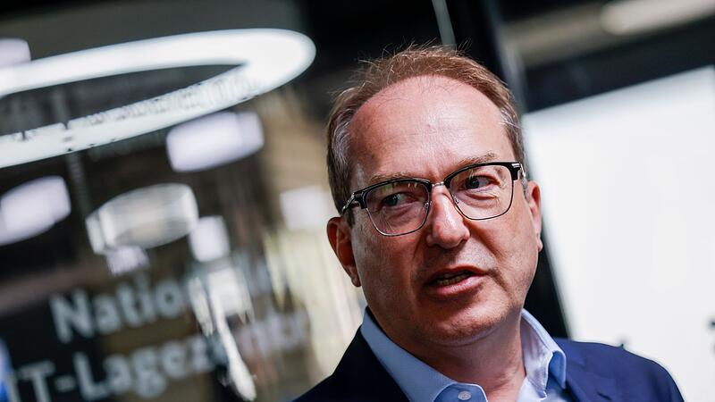 Bundesinnenminister Dobrindt besucht das IT-Lagezentrum des BSI