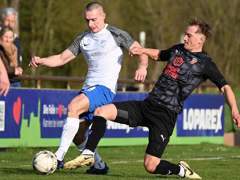 Andreas Eichenm&uuml;ller setzt M&uuml;nchbergs Lucas K&ouml;hler unter Druck.Forchheim & Fr&auml;nkische Schweiz