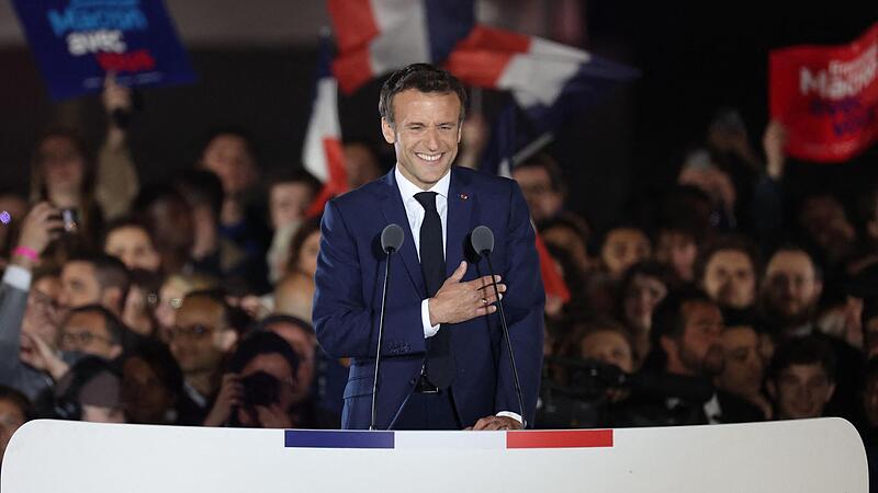 Emmanuel Macron, Pr&auml;sident von Frankreich, feiert mit seinen Anh&auml;ngern auf dem Champ de Mars. Der Liberale Macron  als franz&ouml;sischer Pr&auml;sident wiedergew&auml;hlt worden.  Damit ist das Schreckgespenst einer rechtspopulistischen Regierung gebannt.