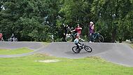 Mutige Teenager sind mit  ihren Bikes bereits auf der neuen Anlage in Röttenbach unterwegs.