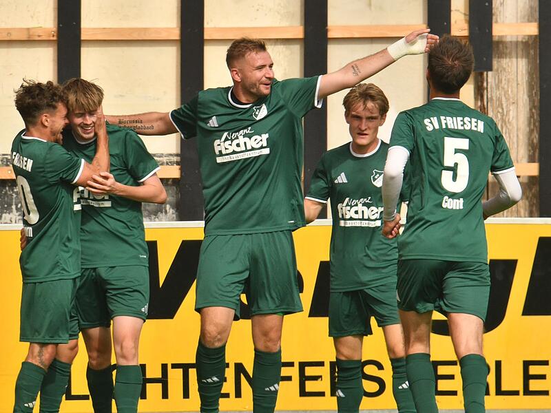 Rico Nassel (Mitte), hier gegen Lichtenfels, erzielte f&uuml;r die Friesener den 2:1-Siegtreffer gegen Schammelsdorf.