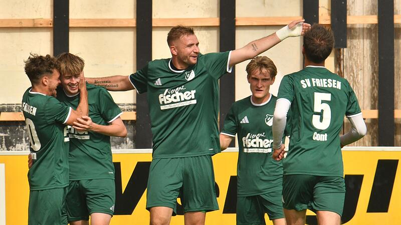 Rico Nassel (Mitte), hier gegen Lichtenfels, erzielte f&uuml;r die Friesener den 2:1-Siegtreffer gegen Schammelsdorf.