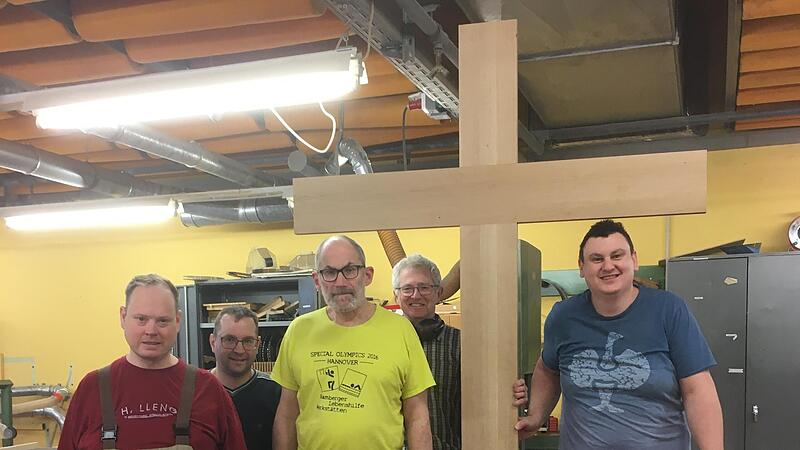 In der Schreinerwerkstatt der Bamberger Lebenshilfe haben flei&szlig;ige Handwerker das Holzkreuz geschaffen, das im Heiligen Jahr im Dom steht.