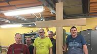 In der Schreinerwerkstatt der Bamberger Lebenshilfe haben fleißige Handwerker das Holzkreuz geschaffen, das im Heiligen Jahr im Dom steht.