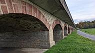 Die Saaleflutbr&uuml;cke zwischen Gro&szlig;enbrach und Hausen, an die sich die Saalebr&uuml;cke aus Beton anschlie&szlig;t. Beide werden in den kommenden Jahren saniert und dabei voll gesperrt. Ellen M&uuml;tzel