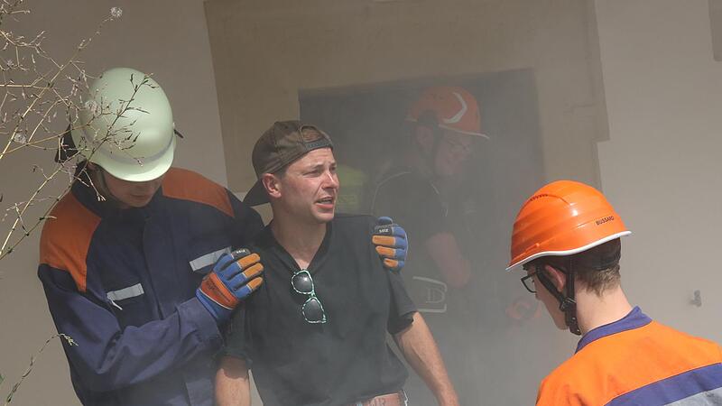 Der angenommene Brand im Beatschuppen in Autenhausen wurde schnell gelöscht, die vermissten Personen gesucht und gefunden.
