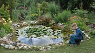 Gartenteich mit Kind