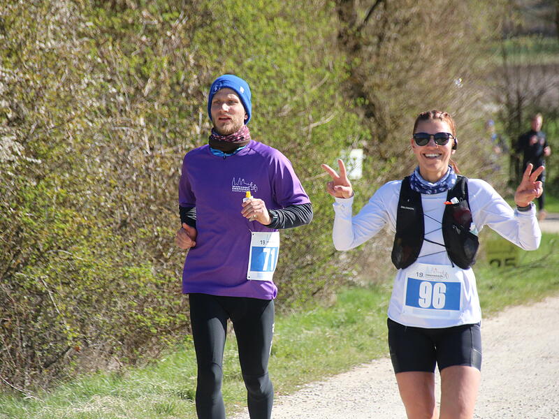 Strahlender Sonnenschein, aber nur niedrige Plusgrade erwartete die L&auml;ufer beim 19. Obermain-Marathon rund um Bad Staffelstein. Die Marathon-Strecke f&uuml;hrte wieder an den beiden Wahrzeichen der Kurstadt, dem Kloster Banz und der Basilika Vierzehnheiligen vorbei.