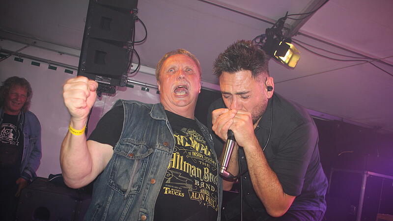Schmölzer Bluestage 2025 Fabian Bannardo von den „Boogie Beasts“ ließ seine Mundharmonika kreischen. Fan Michael aus Thüringen schrie sich vor Begeisterung die Seele aus dem Leib.