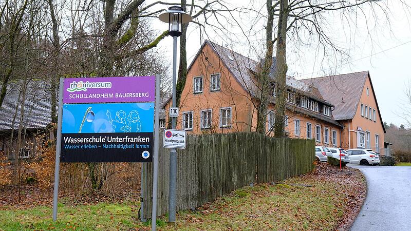 Das Schullandheim Bauersberg bei Bischofsheim ist Teil der Umweltbildung innerhalb des Rhöniversums. Ende 2023 schließt es, weil es an einem Käufer und Mitteln für die Sanierung fehlt. Das Schullandheim Bauersberg bei Bischofsheim ist Teil der Umweltbildung innerhalb des Rhöniversums. Ende 2023 schließt es, weil es an einem Käufer und Mitteln für die Sanierung fehlt.