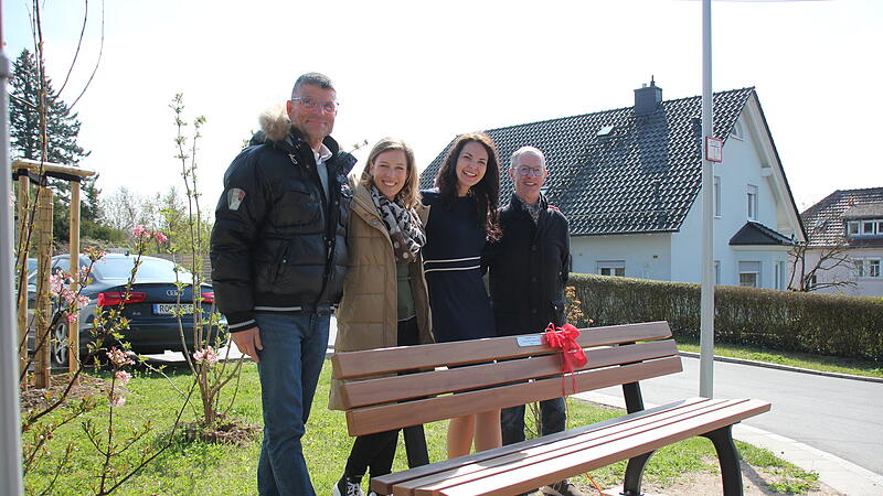 Die Beteiligten an der neuen Bank am &bdquo;Hinteren Glockenberg&ldquo; (v.l.): Siegfried Speer, Ina Weibelzahl, Christina Vatke und Frieder Schwehm.