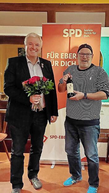 Rote Rosen, roter Wein: Jürgen Hennemann wurde mit 100 Prozent Zustimmung nominiert. Ortsvereinsvorsitzender Eckart Roeß gratuliert.
