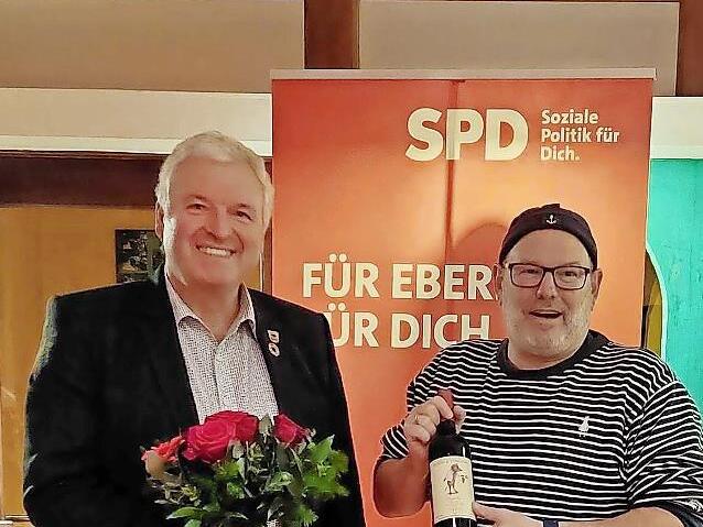 Rote Rosen, roter Wein: Jürgen Hennemann wurde mit 100 Prozent Zustimmung nominiert. Ortsvereinsvorsitzender Eckart Roeß gratuliert.
