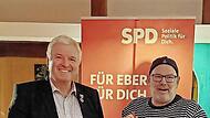 Rote Rosen, roter Wein: Jürgen Hennemann wurde mit 100 Prozent Zustimmung nominiert. Ortsvereinsvorsitzender Eckart Roeß gratuliert.