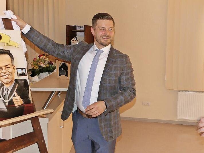 Bürgermeister Dieter Möhring (rechts) freute sich im Jahr 2023 bei einer Ehrung zu seinem 20. Amtsjubiläum über eine Karikatur, die ihm (von links) seine Stellvertreter Ruth Schwappach und Thomas Wagenhäuser überreichten.