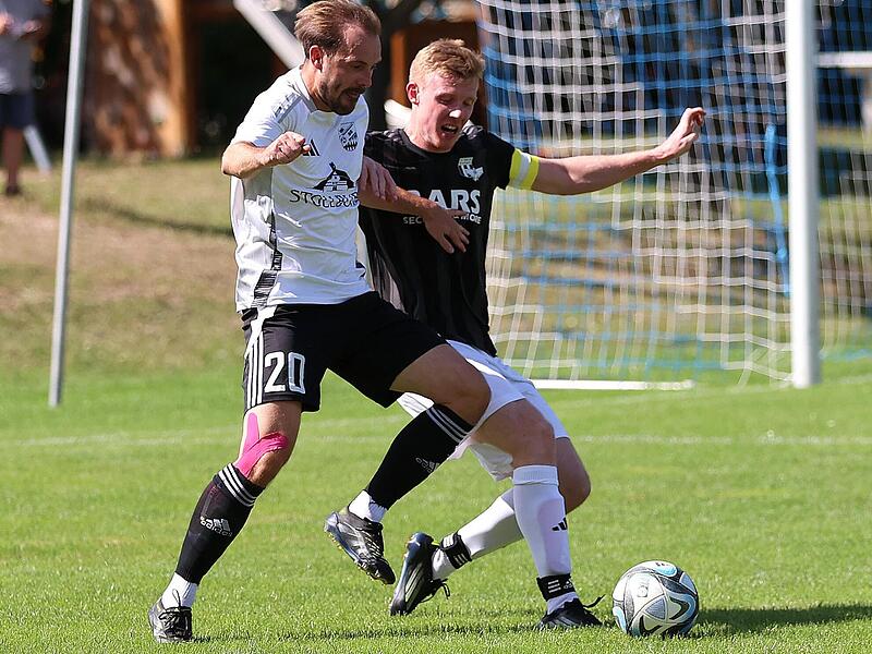 Die Kapit&auml;ne im Kampf um den Ball: Sven Friedrich vom SV-DJK Oberschwarzach (links) und der Knetzgauer Michael M&uuml;hlfelder Ralf Naumann