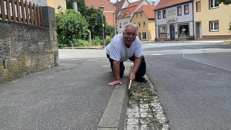 Wolfram Graeber kam am Montag der st&auml;dtischen Aufforderung nach und beseitigte das Unkraut vor seinem Haus. &bdquo;Eine Frechheit&ldquo;, sagt er zu dem Schreiben der Stadt.