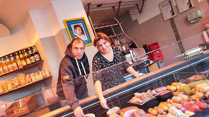 Wieder stirbt ein St&uuml;ck Tradition und Nahversorgung. Oliver Helld&ouml;rfer und Sylvia Wiesneth h&auml;tten die Metzgerei gerne weitergef&uuml;hrt. Auf dem Bild an der Wand der fr&uuml;h verstorbene Klaus B&uuml;hler