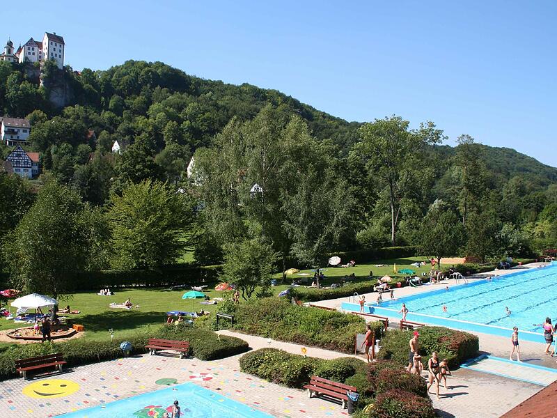 Seit f&uuml;nf Jahren ist das Freibad in Egloffstein geschlossen, eine baldige Sanierung wird herbeigesehnt.Forchheim & Fr&auml;nkische Schweiz