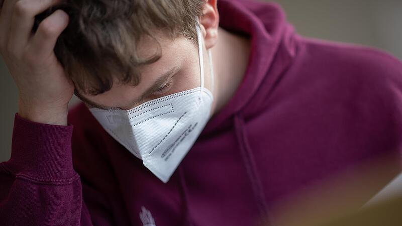 Mathe-Prüfung mit FFP2-Maske:  Viele Schüler beschweren sich, weil die Aufgaben zu schwer gewesen sein sollen.