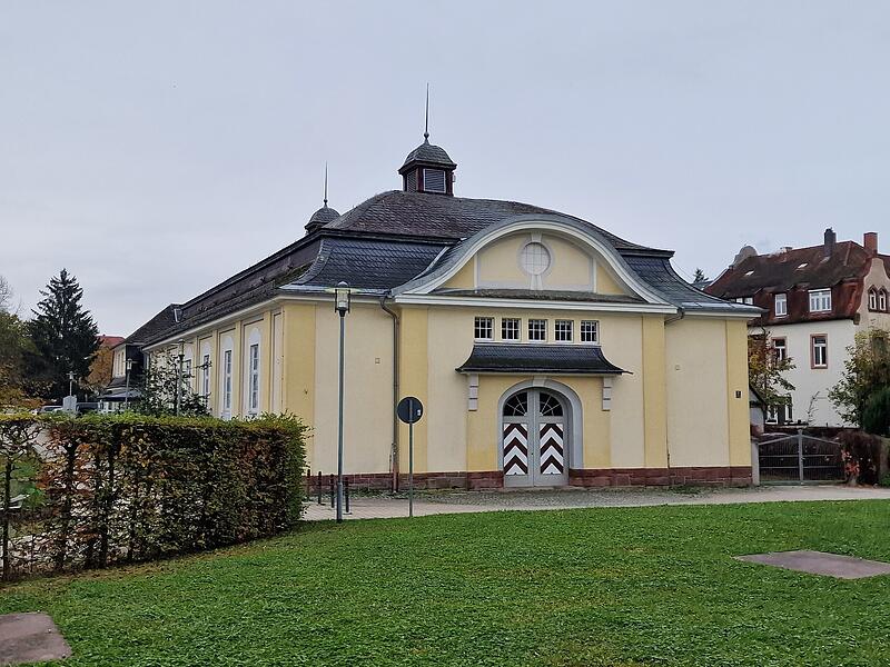 Die Stadt Bad Kissingen plant, den Tattersall zu sanieren und als Veranstaltungshalle den Vereinen zur Verfügung stellen. Die Stadt Bad Kissingen plant, den Tattersall zu sanieren und als Veranstaltungshalle den Vereinen zur Verfügung stellen.
