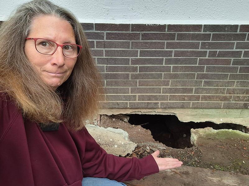 Anja Jakob an der Stelle an dem Biber ihr Haus unterwandern