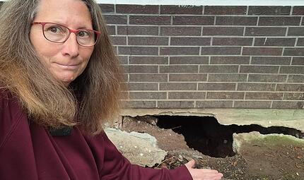 Anja Jakob an der Stelle an dem Biber ihr Haus unterwandern